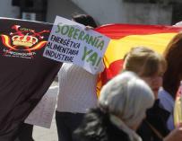 Varios manifestantes, como unos 150, con banderas de España que rezan 'La reconquista' en la protesta bajo el lema 'Frente al atraco de la luz, soberanía energética'.
