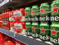 Latas de Heineken en un supermercado
