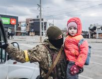 Un soldado ucraniano evacúa a un niño, a 7 de marzo de 2022, en Irpin (Ucrania). El ejército de Ucrania resiste por el momento el duro asedio de Rusia en algunas de sus ciudades, como Irpin y Kiev, donde se recrudecen los combates. Naciones Unidas calcula que el número de refugiados ucranianos podría ascender a 1,5 millones. El número de civiles muertos en el conflicto se acerca a los 3.000 y casi 4000 heridos según fuentes del gobierno ucraniano. 07 MARZO 2022;BOMBARDEO;UCRANIA;KIEV;RUSIA;CIVILES Diego Herrera / Europa Press 07/3/2022