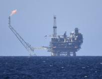 Una plataforma de gas y petróleo frente a la costa de Libia en el Mediterráneo.