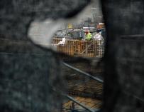 Un obrero trabaja en el forjado de una obra, a 23 de marzo de 2022, en Madrid (España).