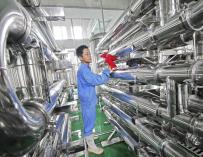 Un empleado limpia unos equipos en una fábrica de vinos en Weifang, China.