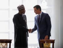 El presidente del Gobierno, Pedro Sánchez (d), y el presidente de la República Federal de Nigeria, Muhammadu Buhari (i).
