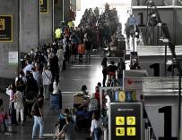 Decenas de personas hacen cola este miércoles para facturar el equipaje en el Aeropuerto de Barajas de Madrid.