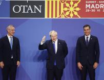 El presidente del Gobierno, Pedro Sánchez (d) junto con el secretario general de la OTAN, Jens Stoltenberg (i), y el primer ministro del Reino Unido, Boris Johnson.