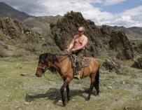 El presidente de Rusia, Vladimir Putin, monta a caballo durante sus vacaciones. (ARCHIVO) ALEXEY DRUZHINYN / ZUMA PRESS / CONTACTOPHOTO 30/6/2022 ONLY FOR USE IN SPAIN