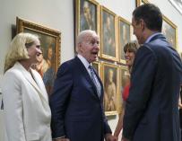 El presidente del Gobierno, Pedro Sánchez, es el anfitrión esta noche de una cena de trabajo en el Museo del Prado. Ahí bromeó junto a su esposa con el presidente de los Estados Unidos, Joe Biden (c), y sus nietas (i), a su llegada.
