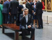 Mario Draghi recibe una llamada en la visita de los líderes de la OTAN al Museo del Prado, antes de abandonar la cumbre
