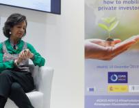 La presidenta de Banco Santander, Ana Patricia Botín, observa su reloj durante la Cumbre del Clima COP25