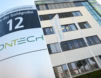 FILED - 09 November 2020, Rhineland-Palatinate, Mainz: The logo of the German biotechnology company "BioNTech" is displayed on a stele in front of the company headquarters. German vaccine developer BioNTech announced strong first quarter turnover and profits on Monday, with both figures significantly up year-on-year. Photo: Arne Dedert/dpa (Foto de ARCHIVO) 09/11/2020 ONLY FOR USE IN SPAIN