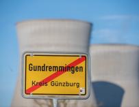 01 January 2022, Bavaria, Gundremmingen: The end of town sign stands in front of the cooling towers of the Gundremmingen nuclear power plant, which shut down its operations on 31 December 2021 as part of the nuclear phase-out. Photo: Stefan Puchner/dpa (Foto de ARCHIVO) 01/1/2022 ONLY FOR USE IN SPAIN