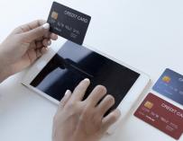 Tarjetas de crédito en una tablet.