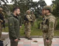 El presidente ucraniano, Volodimir Zelenski, saluda al comandante del Ejército, Oleksander Sirski.