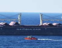 Un buque de la segunda caravana de barcos que transportan granos desde Ucrania llega al estrecho del Bósforo en Estambul.