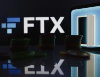 November 12, 2022, Asuncion, Paraguay: FTX logo displayed behind coins and visual representation of open door. ''Following the Chapter 11 bankruptcy filings - FTX U.S. and FTX.com initiated precautionary steps to move all digital assets to cold storage. Process was expedited this evening - to mitigate damage upon observing unauthorized transactions,'' FTX U.S. general counsel Ryne Miller said in a tweet on Saturday. FTX admite que puede tener más de un millón de acreedores tras su quiebra.