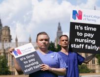 21 July 2021, United Kingdom, London: Nurses hold placards outside the Royal College of Nursing (RCN) in Victoria Tower Gardens following the Government's announcement of the NHS pay offer. Photo: Jonathan Brady/PA Wire/dpa (Foto de ARCHIVO) 21/7/2021 ONLY FOR USE IN SPAIN