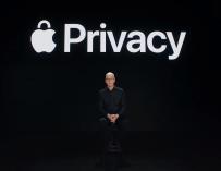 El consejero delegado de Apple, Tim Cook, en la presentación de las herramientas de privacidad en 2021.