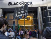 Manifestantes contra el cambio climático en la sede de Blackrock en Nueva York.