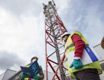 Un técnico ante una torre de telecomunicaciones.
