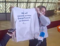 Teresa Ribera con una sudadera con el lema "Convocaremos tantos consejos de Energía como sea necesario"