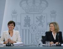 La ministra Portavoz, Isabel Rodríguez (i) y la vicepresidenta primera y ministra de Asuntos Económicos y Transformación Digital, Nadia Calviño