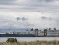 La planta de regasificación de Sagunto carga GNL al primer buque regasificador flotante en Alemania.