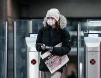 Una mujer con mascarilla sale de los trenes de Cercanías.
