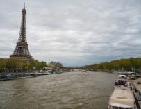 Vista general del río Sena a su paso por la Torre Eiffel, en París