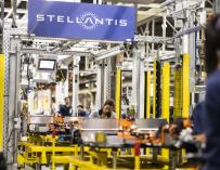 Varios empleados en la planta automovilística de Stellantis, a 7 de septiembre de 2022, en Figueruelas, Zaragoza.