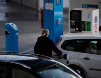 El precio del diésel cae un 1% y se mantiene por debajo del de la gasolina