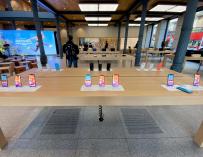 Varios smartphones de la marca `Apple´ en la tienda de Apple en la Puerta del Sol, en Madrid (España)