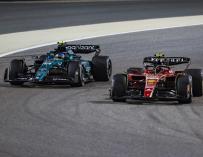 El Aston Martin de Fernando Alonso inicia el adelantamiento al Ferrari de Carlos Sainz.