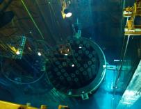 Trabajo de recarga de combustible en un reactor nuclear.