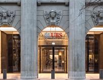 Puerta de entrada a la sede UBS en Zurich.