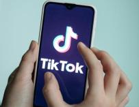 UK multa a TikTok con 14,54 millones por no restringir su uso entre menores de edad.