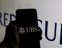 UBS absorberá Credit Suisse con un pago en acciones.