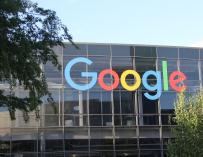 Logo de Google en la sede Alphabet en Mountain View.