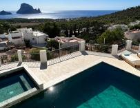 Vistas al mar desde una villa en Sant Josep de sa Talaia (Ibiza).