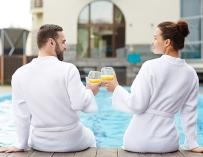 Una pareja disfruta de la piscina de un hotel