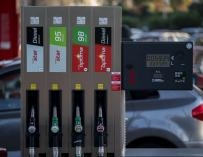El precio de la gasolina y el diésel bajan por primera vez desde mayo casi 30 euros