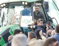 Vox 'tira la caña' al campo y recrudece la batalla por el voto rural con PP-PSOE