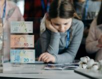 Billetes de euro en un taller escolar del BCE.