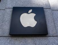 Un cartel con el logotipo de la manzana de una tienda de Apple.