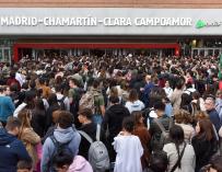 Centenares de personas en la entrada de la estación Madrid-Chamartín-Clara Campoamor