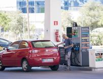 El precio de la gasolina cae hasta los 1,585 euros por litro y el diésel a los 1,558 euros