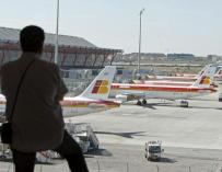 Aena inicia la firma de contratos de 'handling' pese a las quejas de Iberia