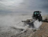 Un tractor para arar la tierra en el campo de Belchite, a 9 de mayo de 2023, en Mediana de Aragón, Zaragoza,