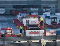 Varios trabajadores de handling de Iberia durante el último día de la huelga del servicio, en el aeropuerto Adolfo Suárez Madrid-Barajas