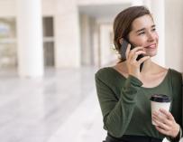 Mujer hablando por teléfono móvil