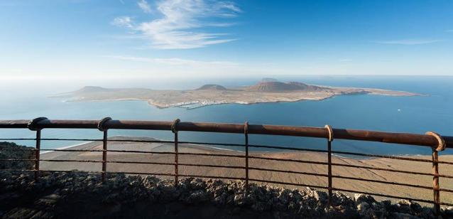 Una de las creaciones más características de César Marrique que se encuentra en lo alto del Risco de Famara, a 474 metros de altitud, con las vistas impresionantes de la isla.